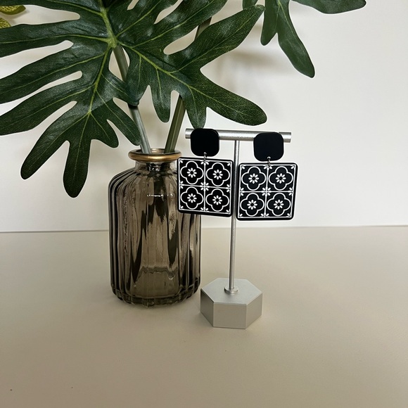 Classic Black & White Tile Flower Pattern Dangle Earrings -Elegant Drop Earrings - Picture 4 of 10